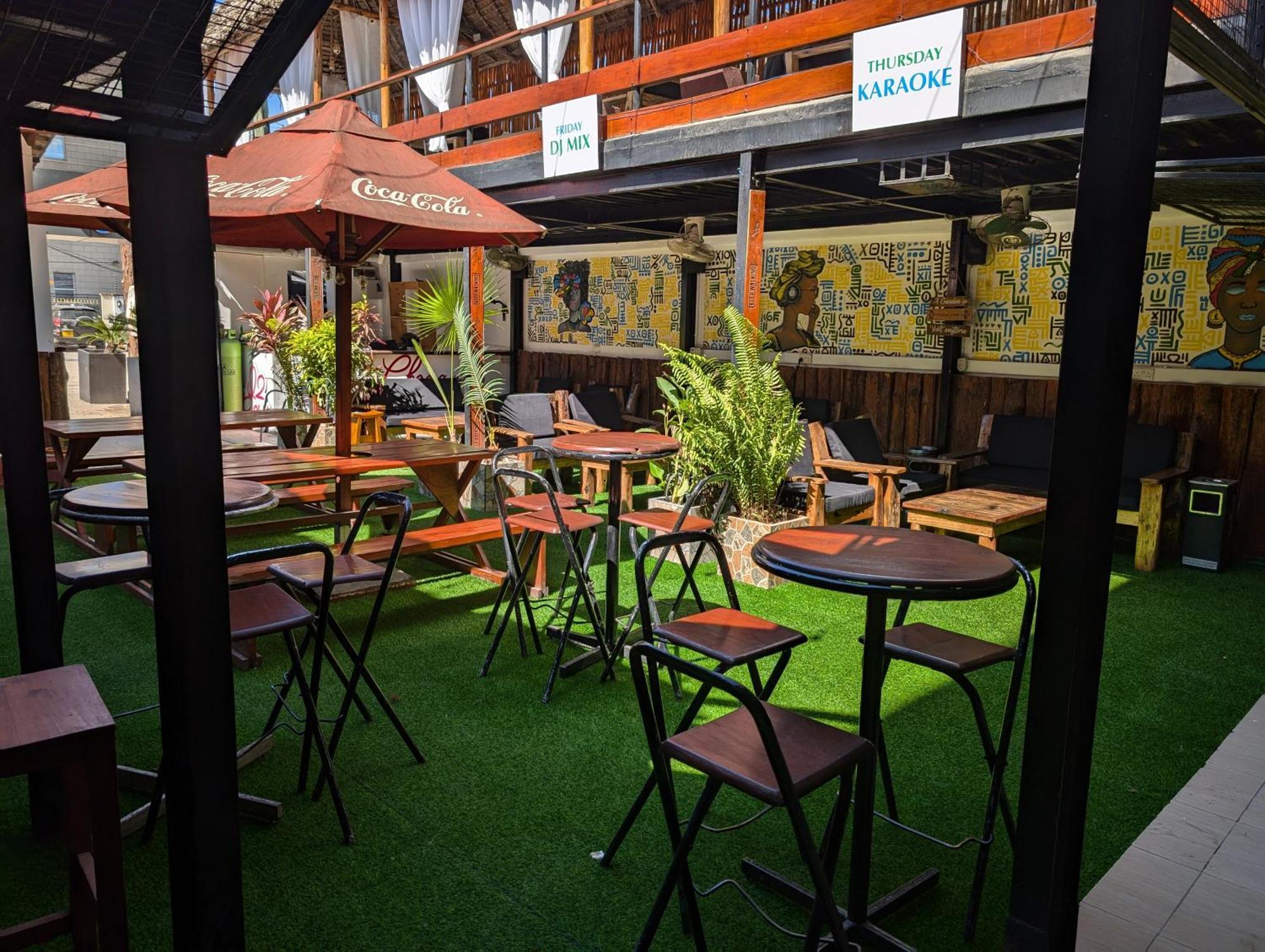 Q-Bar & Guesthouse ดาร์เอสซาลาม ภายนอก รูปภาพ