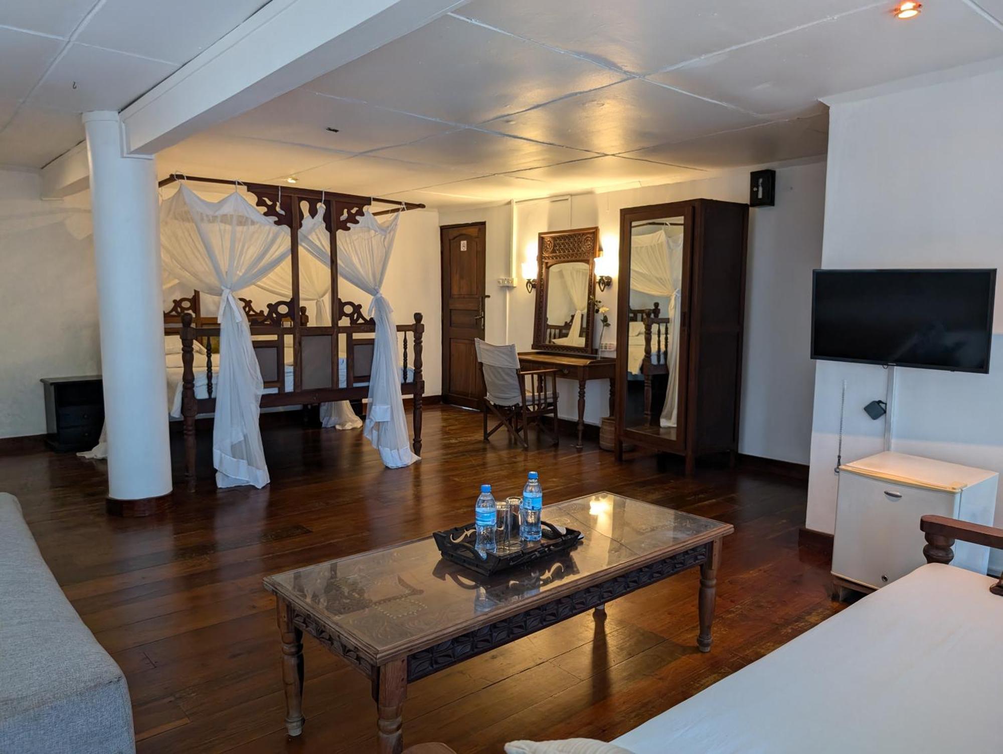 Q-Bar & Guesthouse ดาร์เอสซาลาม ภายนอก รูปภาพ
