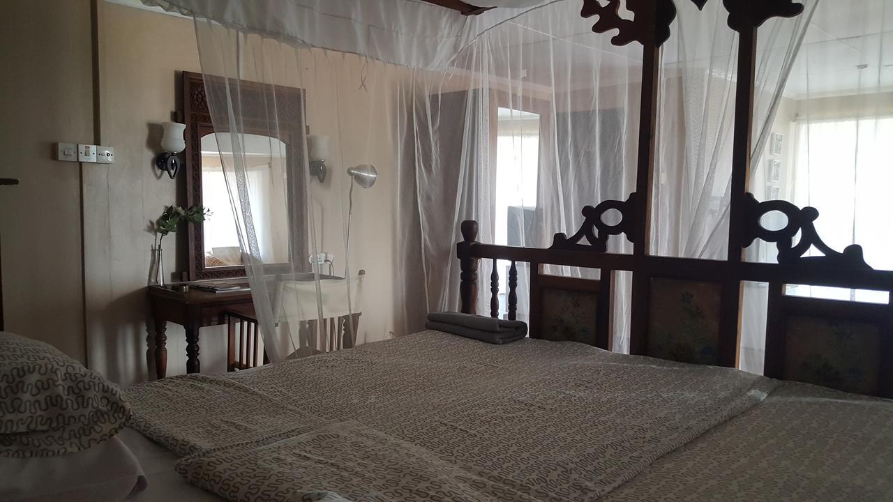 Q-Bar & Guesthouse ดาร์เอสซาลาม ภายนอก รูปภาพ