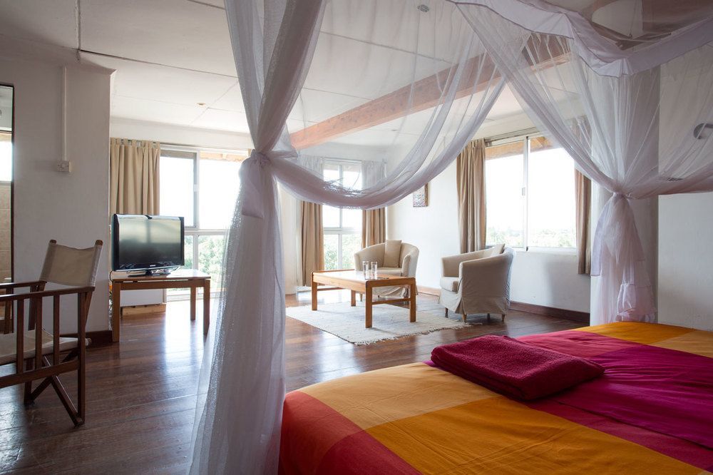 Q-Bar & Guesthouse ดาร์เอสซาลาม ภายนอก รูปภาพ